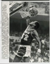 1983 Press Photo Jamaal Wilkes of the Lakers scores in San Antonio, TX.