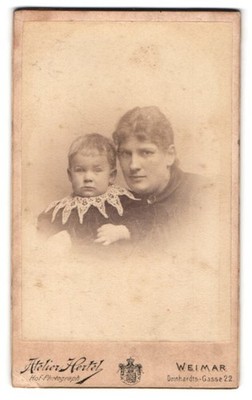 Photography studio Hertel, Weimar, Deinhardts-Gasse 22, mother with child 