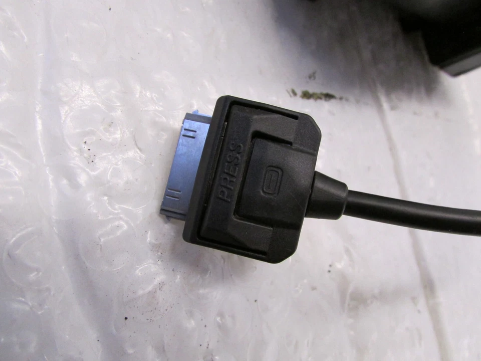 Volkswagen Jetta GLI 2015 puerto de carga OEM 5C6864531A Foto 2 de 4