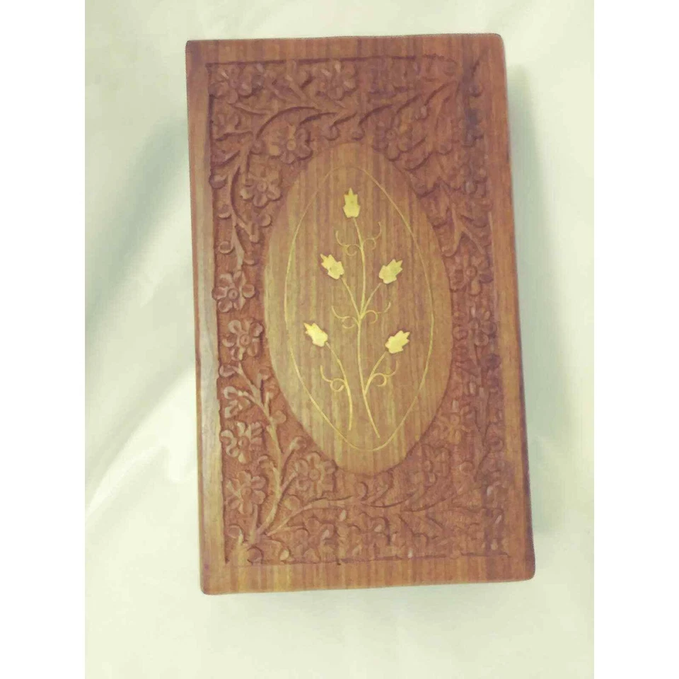 Caja de baratijas de madera tallada floral vintage flores y hojas doradas detalles con bisagras Foto 2 de 4