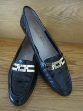 WOMENS FERRAGAMO BLACK CROCODILE PRINT LEATHER FLATS SHOES. SIZE 6.5 B. EUC