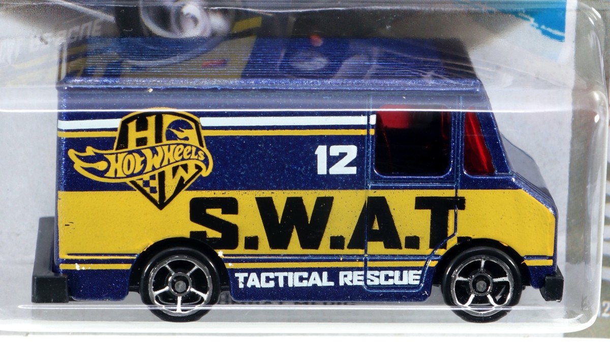 Hot Wheels Combat Medic HW City 2013 Series - X1669 NRFP Blue 1:64
