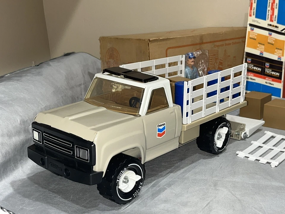 Camión de reparto Tonka Chevron Stake 1982 vintage #3100 con accesorios nuevo en caja nuevo Foto 3 de 4