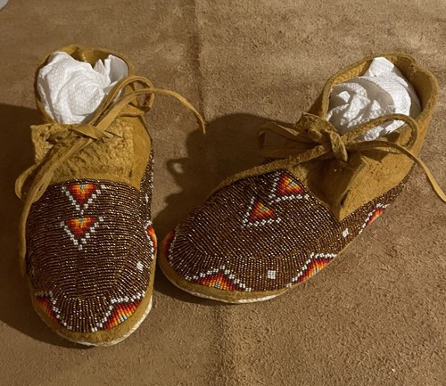 Beautiful Native American Lakota Sioux Beaded Women’s Moccasins - Picture 6 of 6