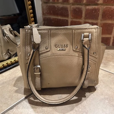 Bolso de mano Guess dorado metálico con hebillas y tachuelas detalle GUC ADIVINAR - Imagen 1 de 4