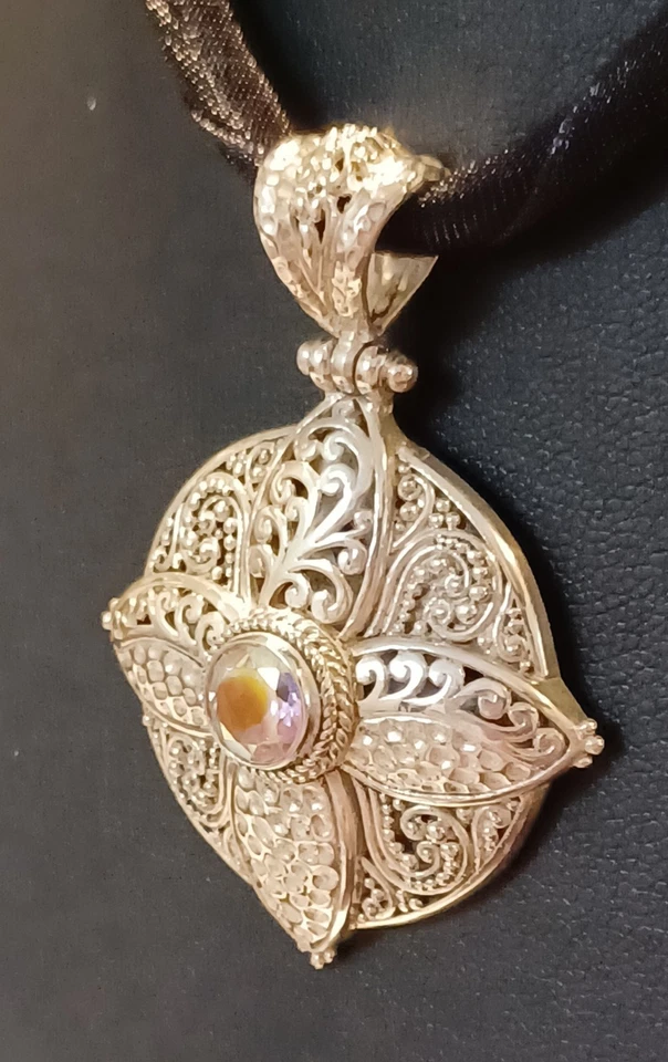 Colgante Jtv Sarda Filigrana de Plata Balinesa y Topacio Místico... Foto 2 de 4