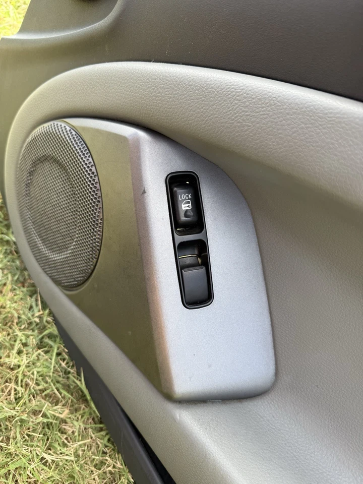 Passenger Side Inner Door Panel 2006 Mitsubishi Eclipse - Image 2 of 4