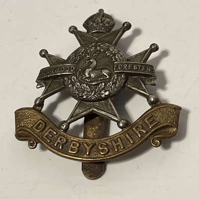 WW1 Derbyshire Regiment Mützenabzeichen KC Bi-Metall Schieber Original