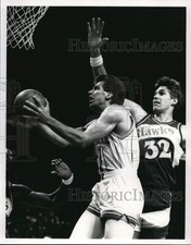 1989 Press Photo Kelly Tripucka, Charlotte Hornets, Aims For Goal as Hawks Guard