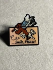 TINTIN / HERGÉ PIN'S ADVERTISING SMILE PLEASE COLOR STAR BENELUX 1992 PINK