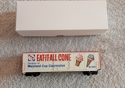 LIFE-LIKE HO SPUR 50 FT BOX CAR #8423 - EAT-IT-ALL-CONE #MC4844 | Zustand: Used