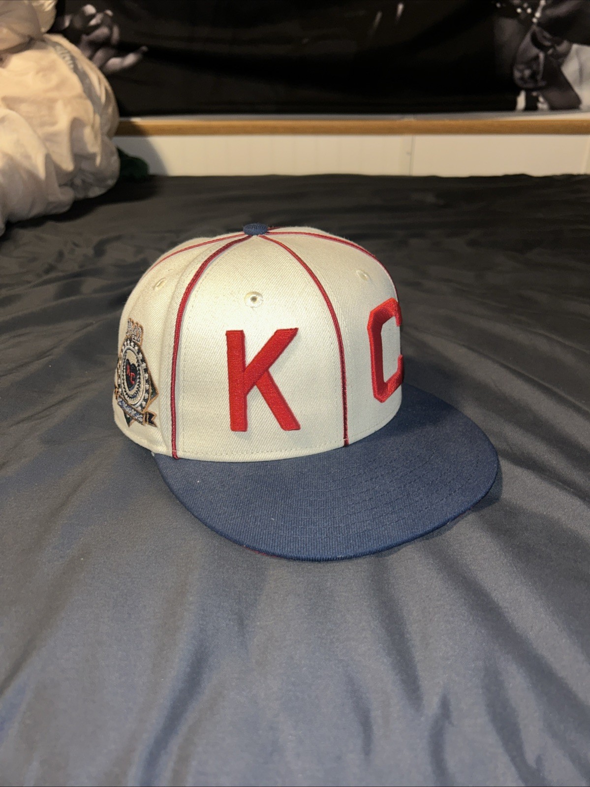 fitted hat - image 1