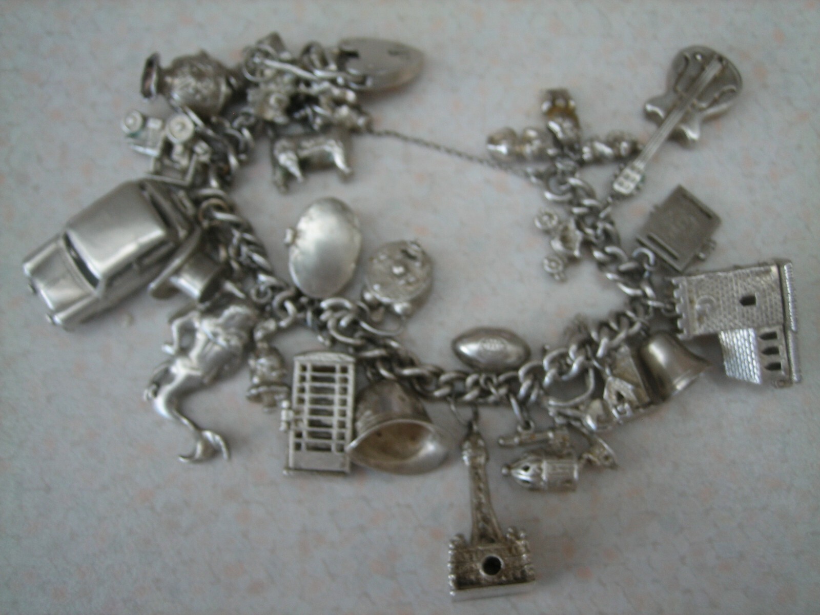 Stunning vintage solid silver charm bracelet 23 c… - image 1