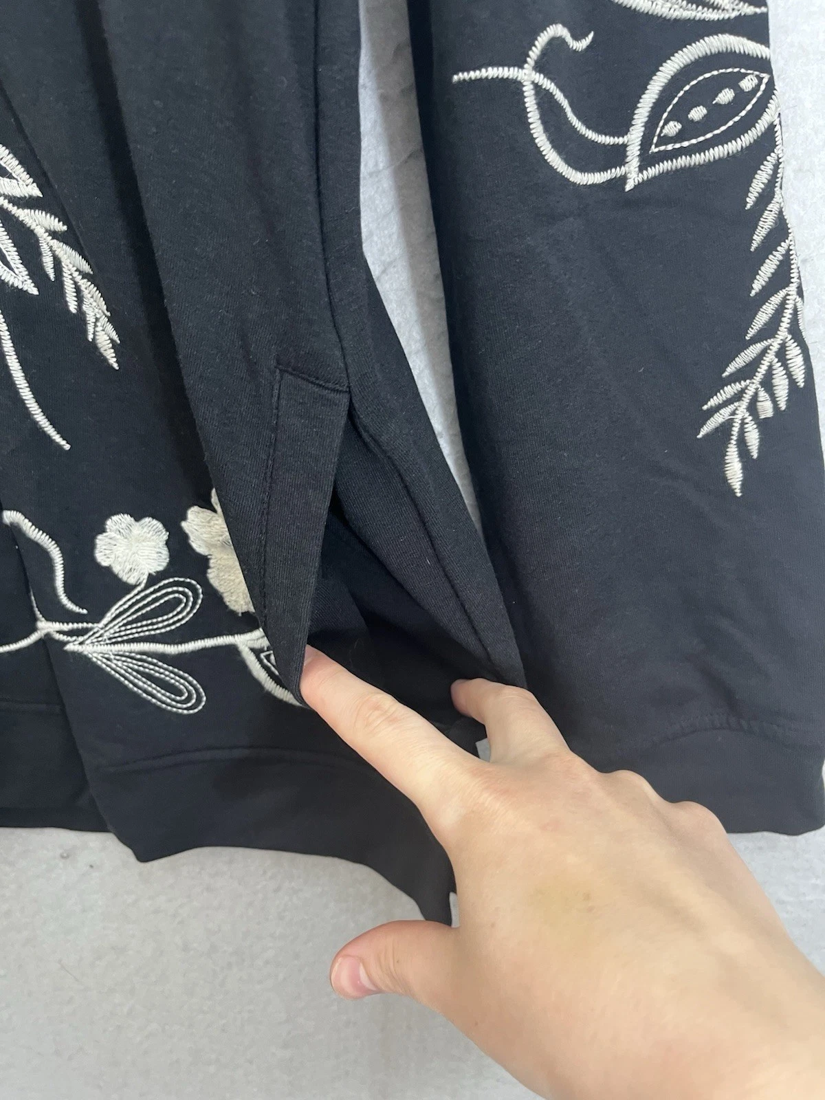 VETEMENTS Felpa con cappuccio donna morbida Dintorni piccola nera ricamata colibrì floreale