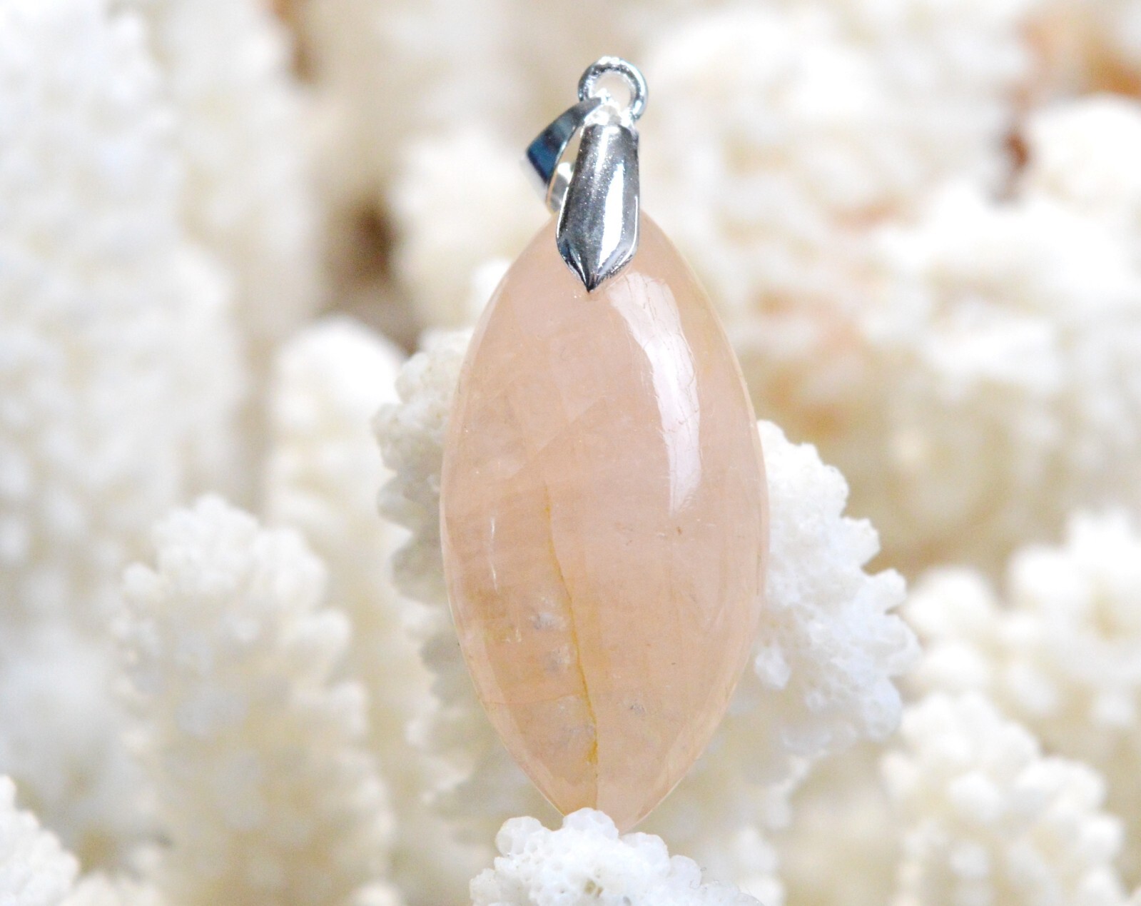 Pendentif cabochon en morganite 40 carats : sublimez un décolleté avec une pierre naturelle rare