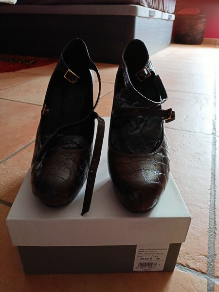 Zapatos de tacón, 2 ó 3 puestas, de la marca Trucco, Talla 39.