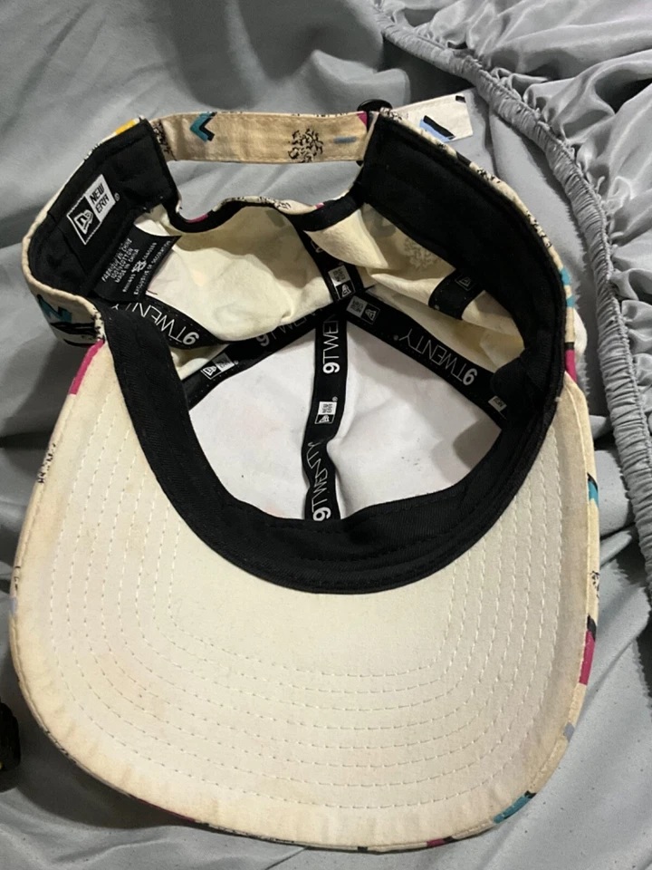 Gorra New Era 9Twenty Blanca 90’s Tema 90’s Estampado Retro Correa Trasera Foto 4 de 4