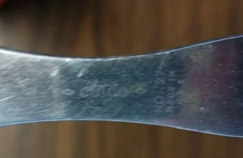 Garfo para churrasco giratório escultura Cutco nº 27 cabo marrom clássico 2 pinos 11 1/2" de comprimento - Imagem 4 de 4