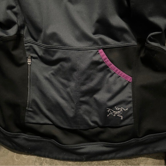 Giacca con cappuccio Arc'Teryx Windstopper nera cerniera intera nera