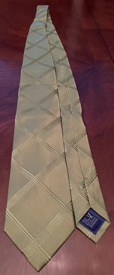 Vintage V Van Heusen Green Hand Made 100% Silk Men’s Neck Tie Made In China - Image 3 of 4