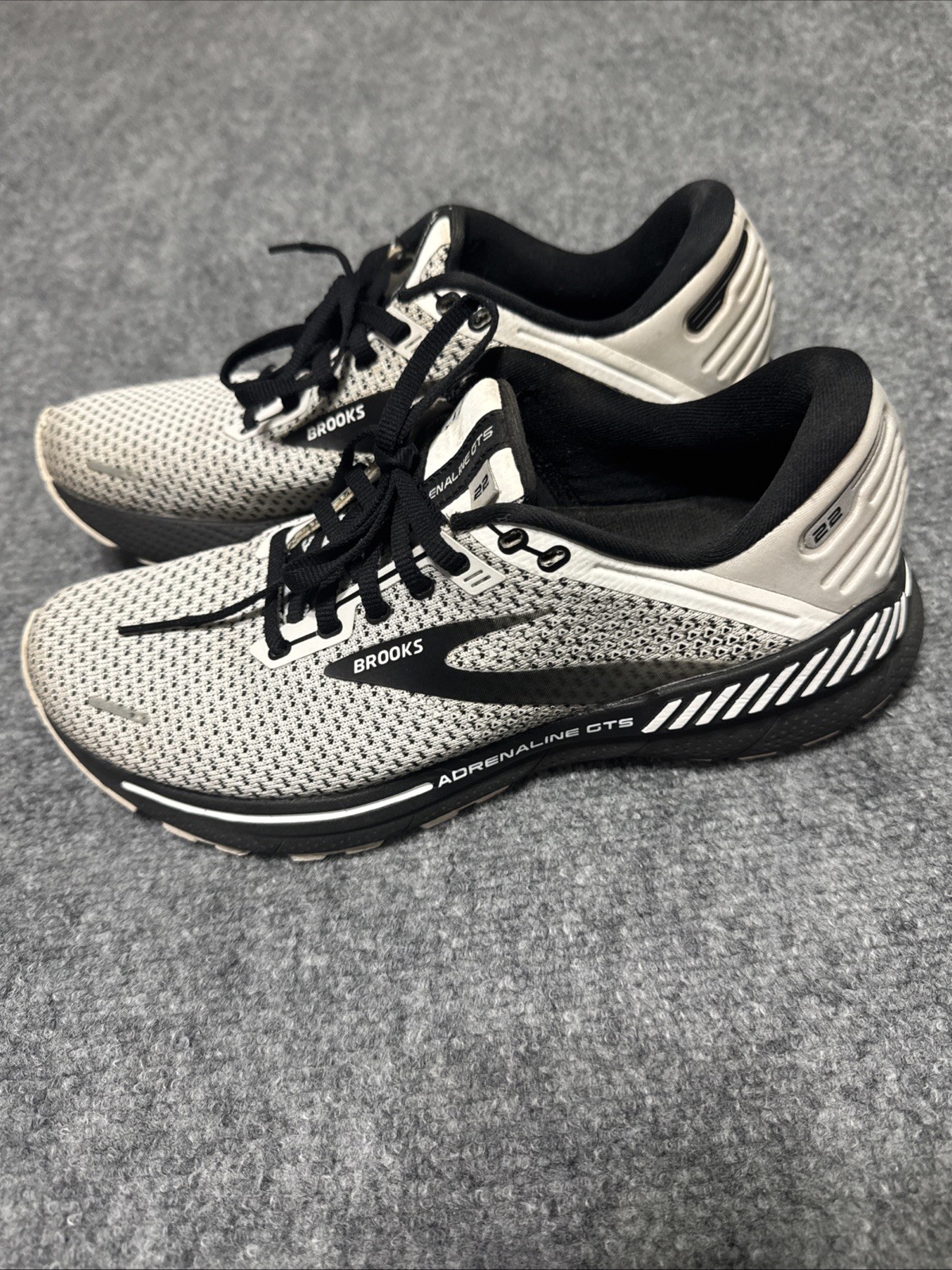 Brooks Adrenaline GTS 22 Womens Size 9.5 White Black Running Shoes Sneakers