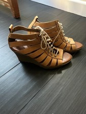 Sandalia Dr. Martens Mona Gladiador con tiras de cuña con cordones de cuero tostado para mujer talla 7