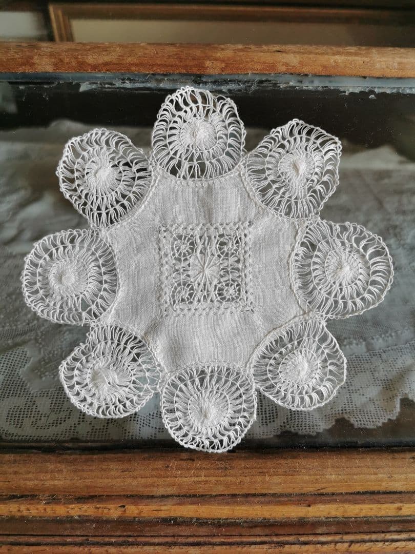 Tapete de encaje vintage Tenerife Saba, patrón de flores de girasol, blanco antiguo