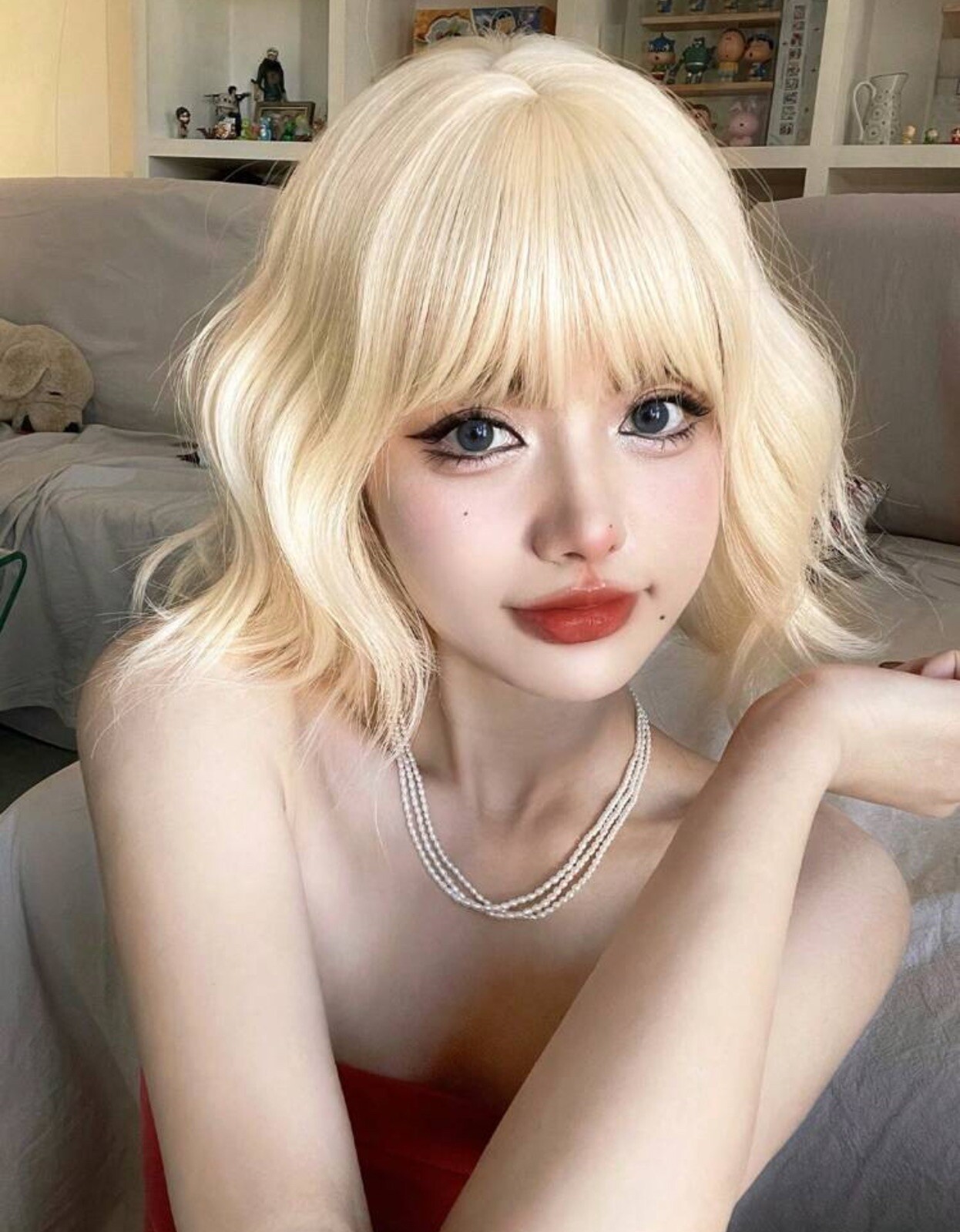 Wig femme frange à boucles dorées et coupe courte avec kit de 4 bonnets