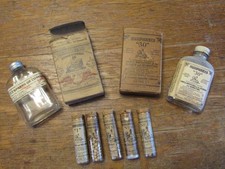 Gruppo di 7 antiche BOTTIGLIE E FIALE HUMPHREY OMEOPATIC brevetto MEDICINA farmacia