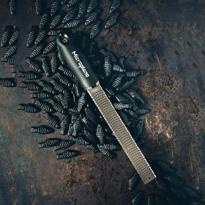 Microplane Zester Grattugia Professionale per Agrumi, Formaggi, Zenzero e Spezie - Immagine 4 di 4