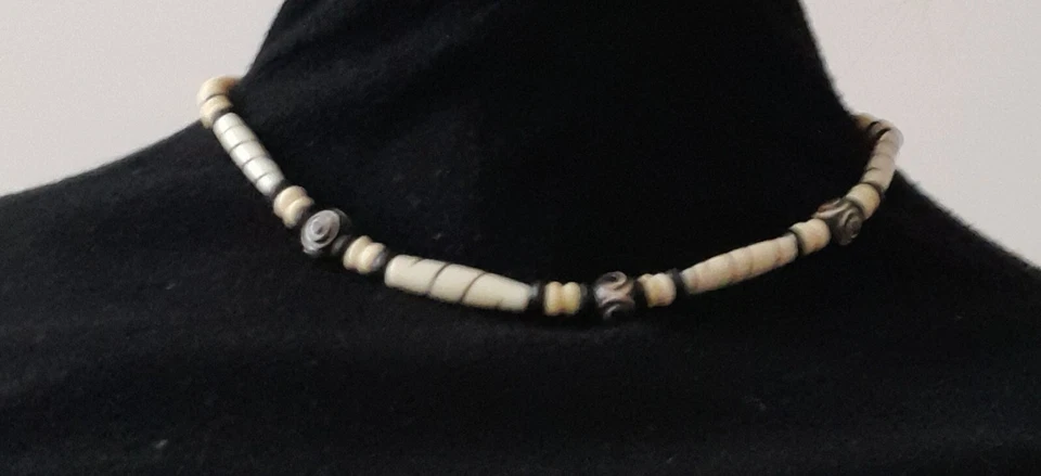 COLLANA GIROCOLLO UNISEX IN OSSO A DUE COLORI BIANCO NERO#UOMO# CHIUSURA OTTONE - Immagine 2 di 4