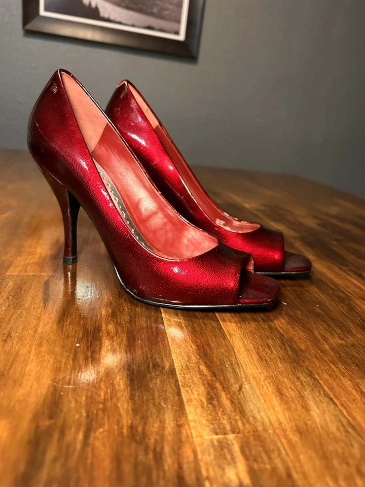 Zapatos de salón BCBG rojo brillante punta abierta para mujer talla 8 Foto 2 de 4