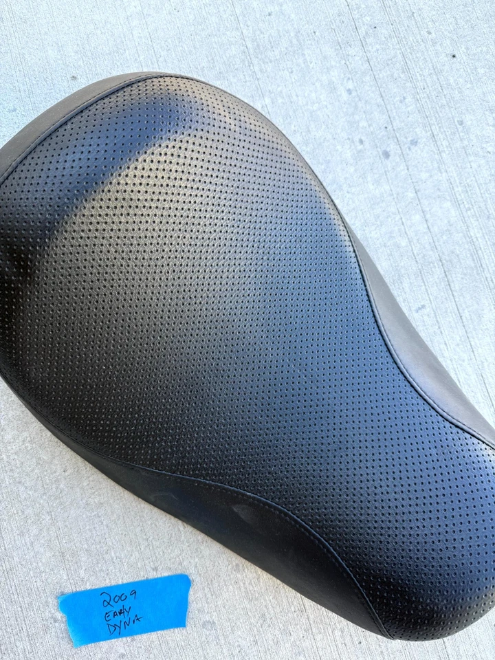 Harley Davidson RDW-92/61-0067 Solo Driver Seat Black for 2009 Dyna Motorcycle - Image 2 of 4