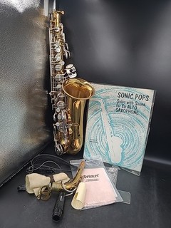 Selmer Bundy II Alto Saxophone Case Polishing Cloth Book Strap. MG