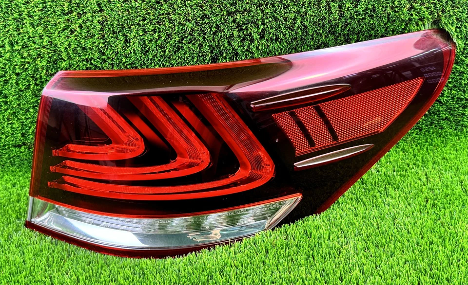 LUZ TRASERA LEXUS LS460 LS460L 2013-2017 lado derecho (lado del pasajero) LED fabricante original usada Foto 2 de 4