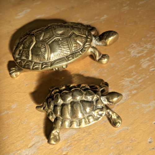 2x Vintage kleine Messingschildkröten 2,5"" Briefbeschwerer & 4"" Aschenbecher mit Klappdeckel - Bild 1 von 9