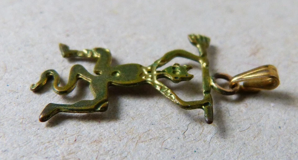 Petit pendentif diable sorcière en plaqué OR 14k  bijou ancien gold pendant - Photo 2/3