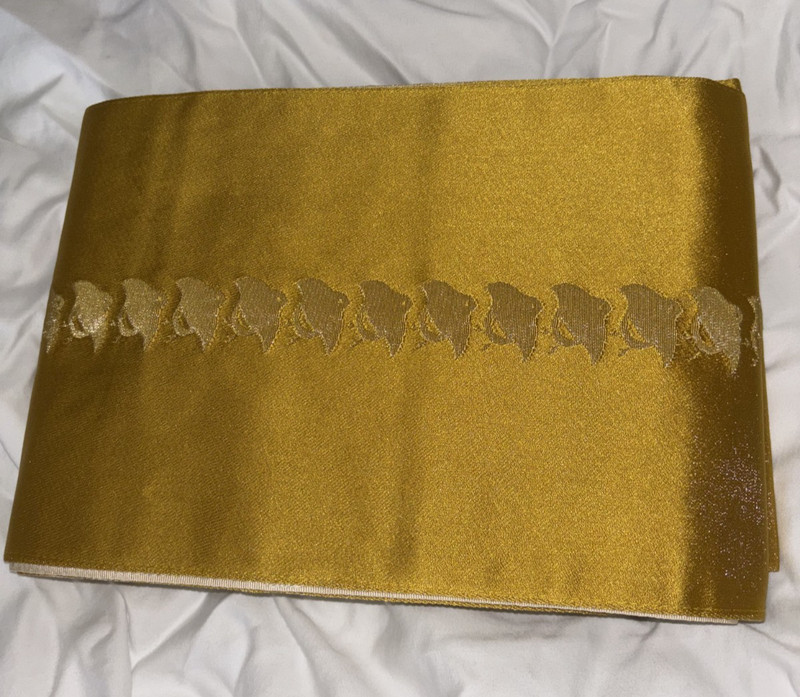 Double-sided hanhaba obi, gold and white with chidori and feather pattern