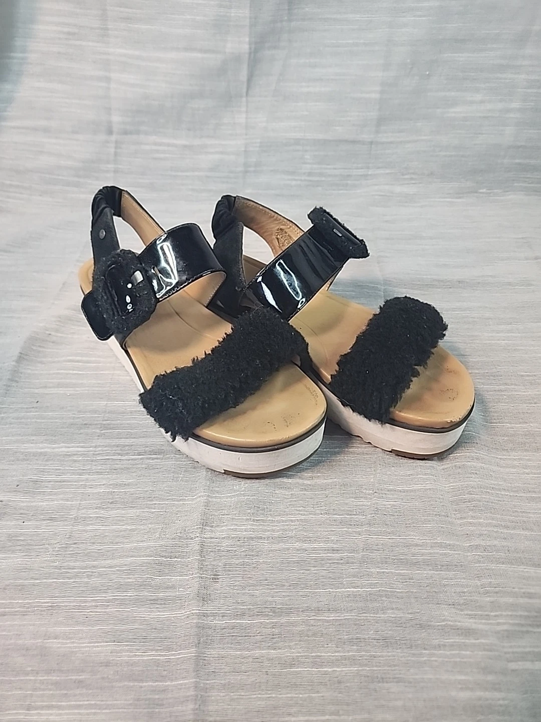 SANDALI CON PLATEAU UGG LE FLUFF IN VERNICE US 9 UK 7