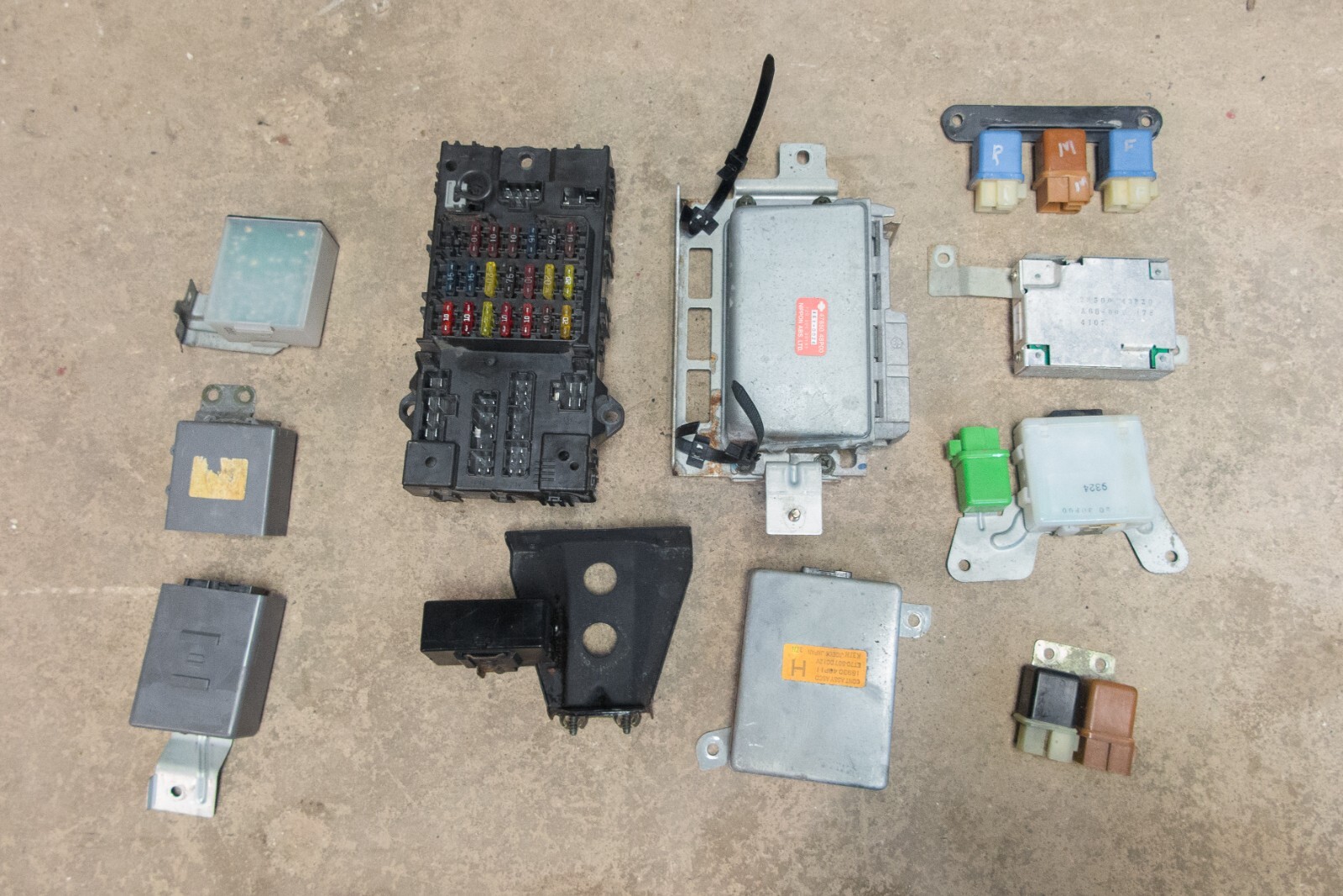 1994 NISSAN 300ZX NON TURBO COMPUTER MODULE RELAYS ECU ABS ECM FUSE BOX