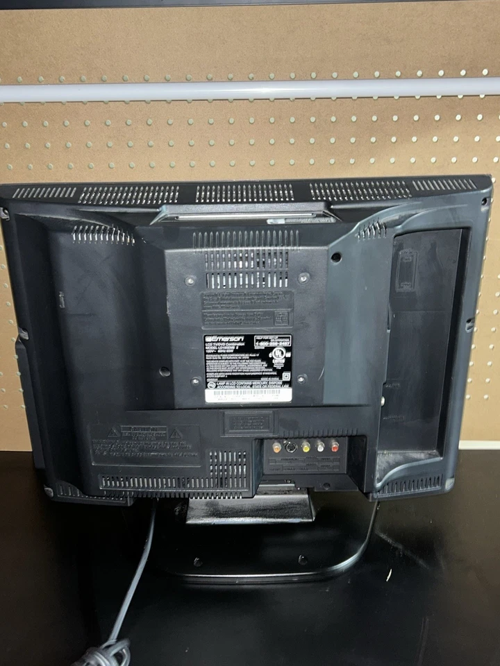 Emerson LD195EM8 19" HDTV & DVD Player Combo TESTED (No Remote)  - Image 4 of 4