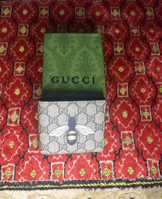 Gucci Bee Print GG Supreme Bifold Wallet in Beige