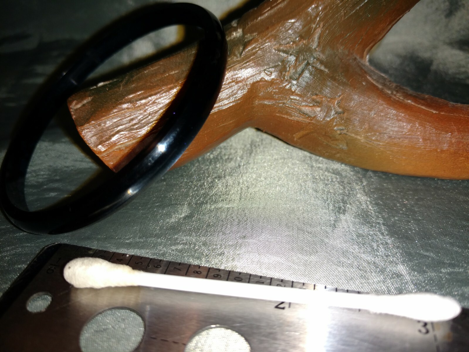 Black Bakelite? lucite? Stackable bracelet 409 te… - image 4