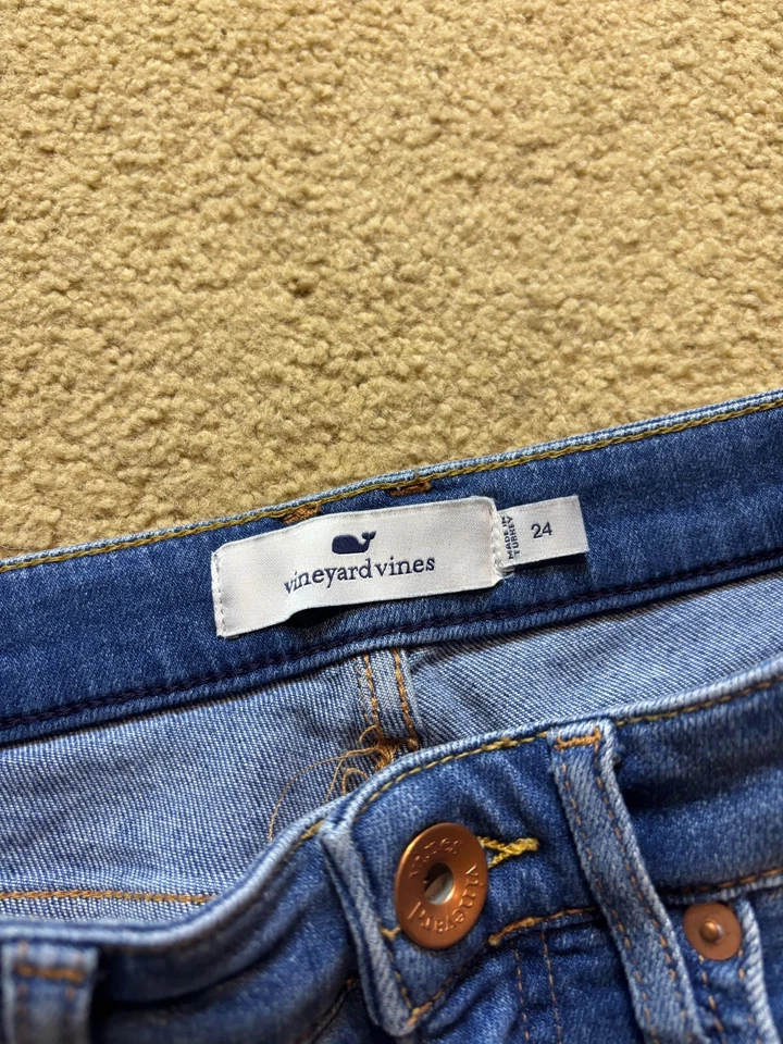 Pantalones cortos de mezclilla de tiro medio Vineyard Vines dobladillo crudo elástico 24 x 3 1/2" Foto 2 de 3