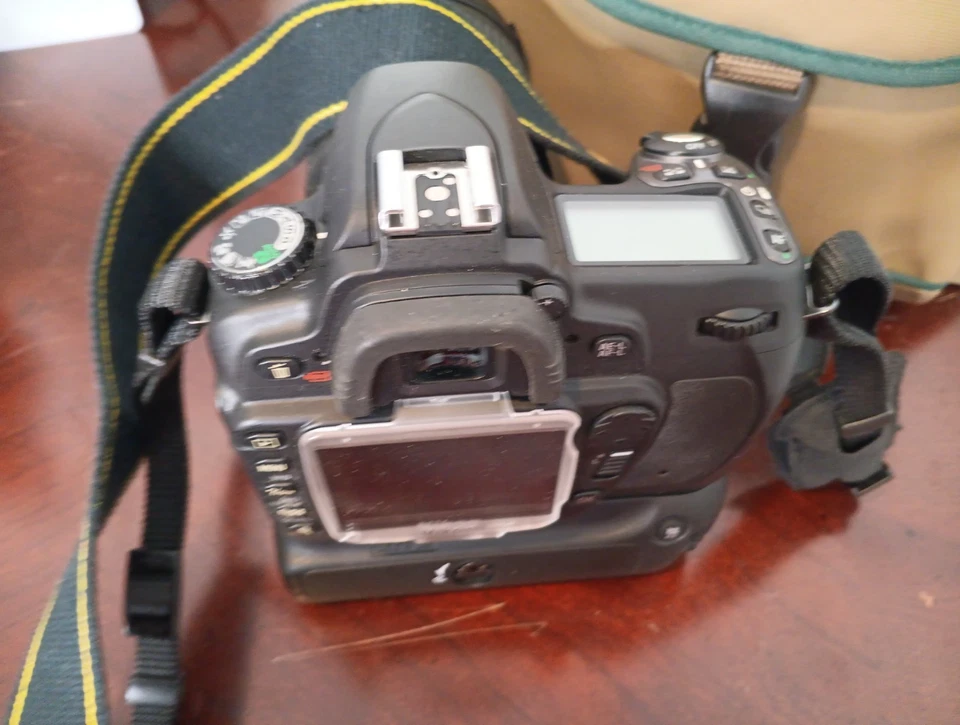 Cámara réflex digital Nikon D80 + lente AF-S DX 18-70 mm f/3,5-4,5G ED + empuñadura de batería BP-D80N Foto 3 de 4