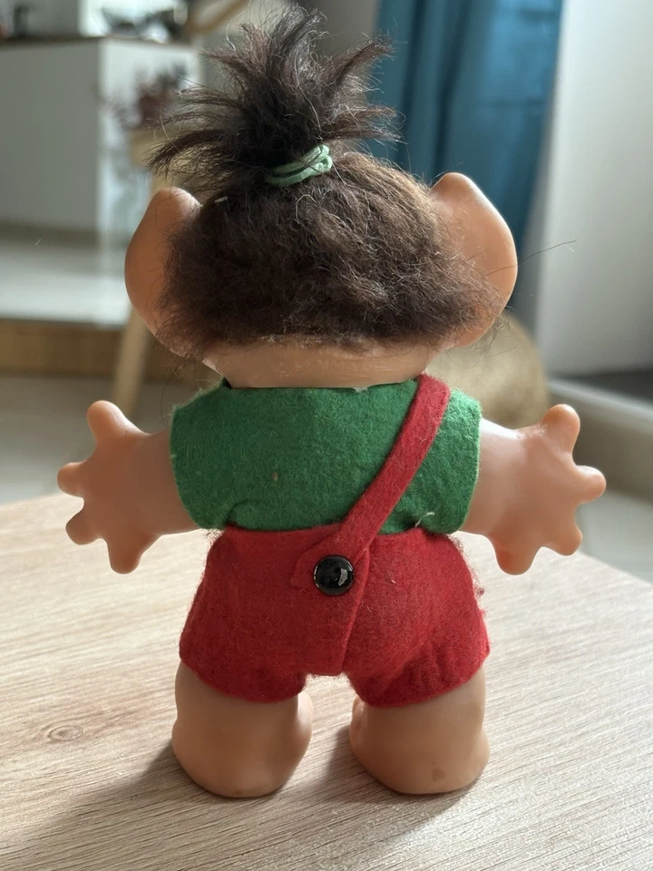 Thomas Dam Troll vintage 14 cm, cheveux bruns, tenue feutrine rouge et verte - Photo 2/4