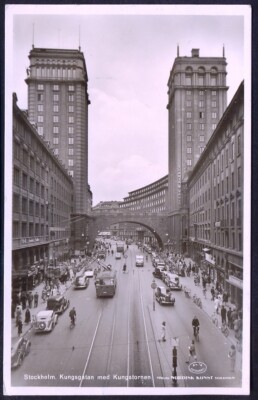 Belebte Straße in Stockholm. Echtfoto Postkarte 50er Jahre. Kostenloser UK Versand