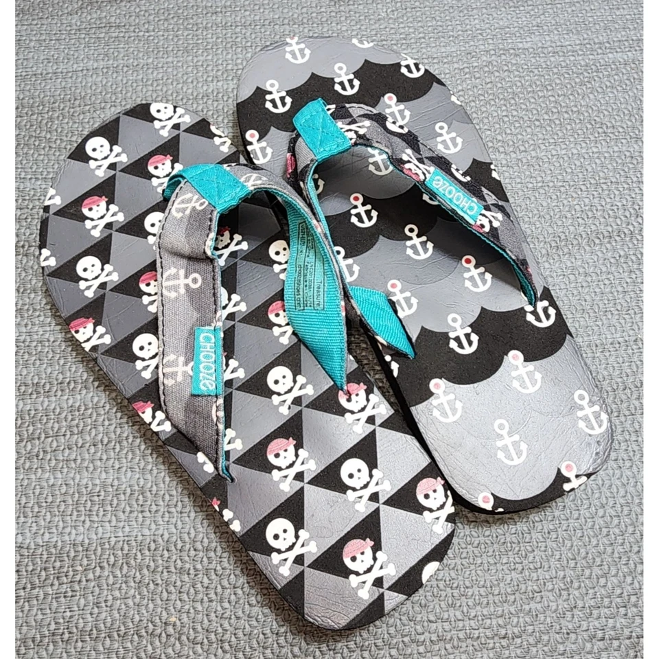 Sandalias chanclas Chooze pirata calavera huesos cruzados para niños 2/4 años zapatos Chill Treasure Foto 2 de 4