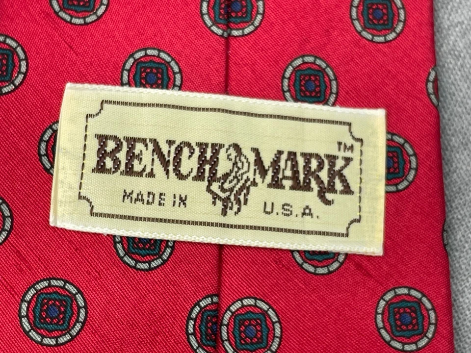 Corbata roja clásica vintage de Estados Unidos Bench Mark para hombre con corbata de lunares azul marino y gris Foto 4 de 4