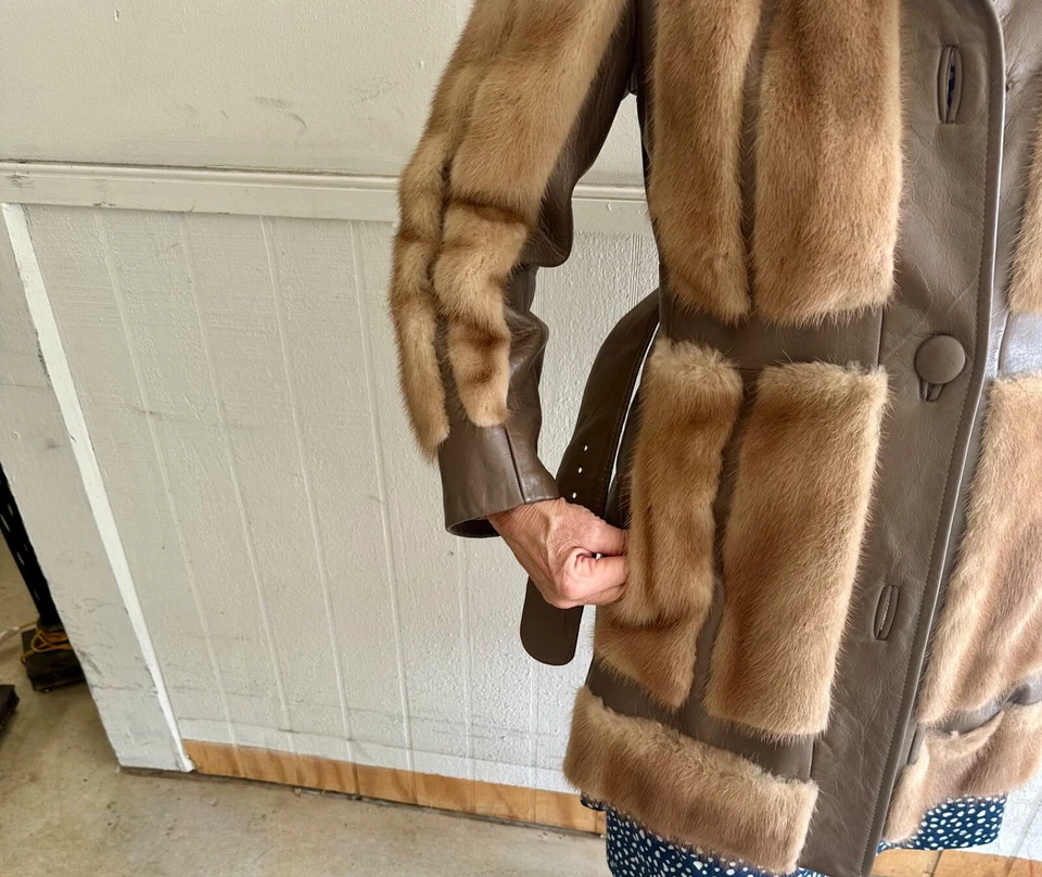 Casaco de camurça e vison natural comprimento médio 3/4 - vintage com cinto de amarração - Imagem 4 de 4